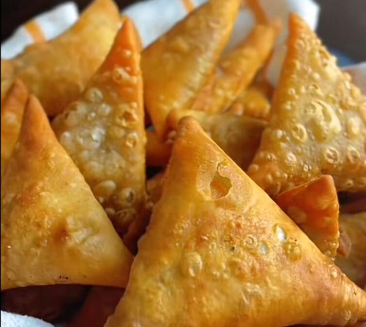 Homemade Chicken Samosas (Samoosas) Recipe – Crispy, Juicy & Perfect for Parties